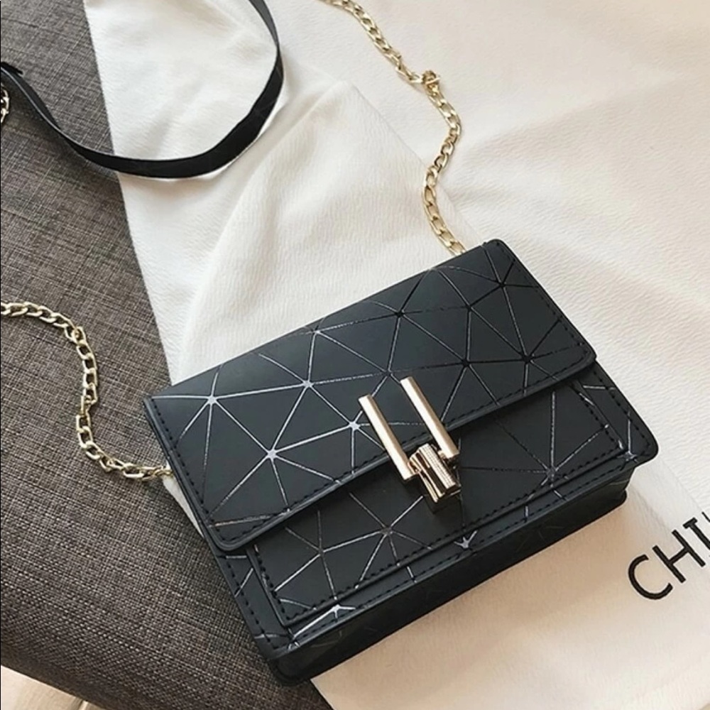 Black & Gold Geometric Purse - Picture 2 of 12